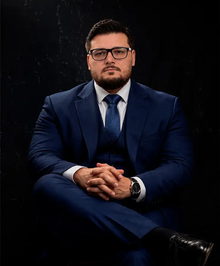 Dr. Alexandre Ferreira em sua mesa de trabalho no escritório